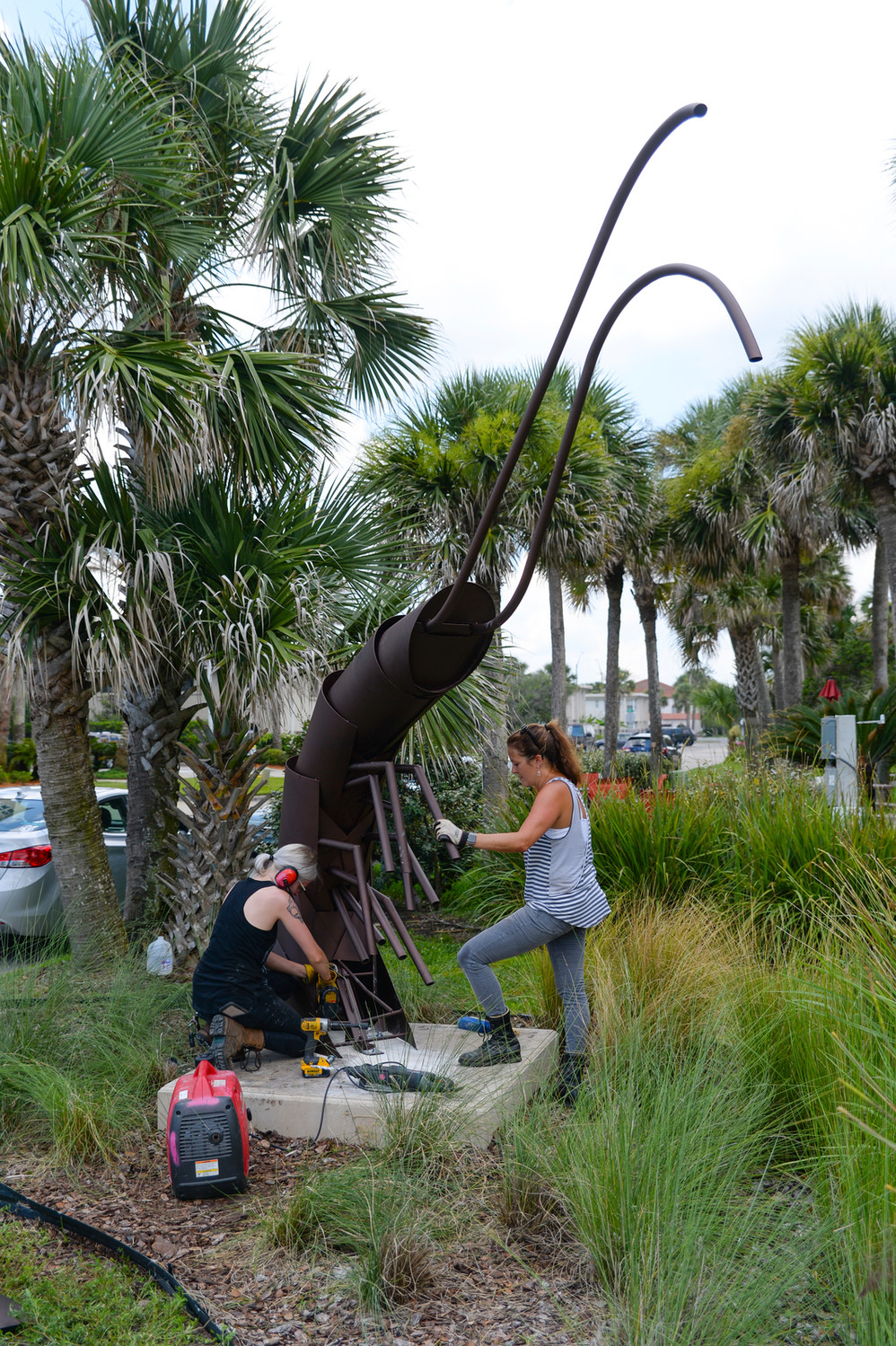 UNF junior Olivia Warro and UNF sculpture professor Dr. Jenny Hager install Warro’s “Jumbo Shrimp” sculpture.